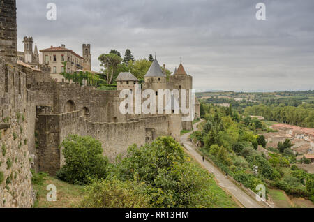 Frankreich CARCASSONE SEP 2018 Aussicht Türme der Burg Carcassonne. Die befestigte Stadt besteht aus einem konzentrischen Aufbau mit zwei Außenwände mit 53 Türmen zu Stockfoto