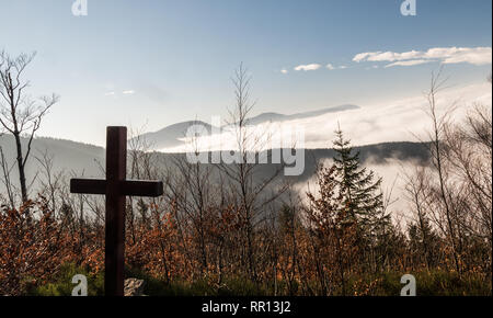 Herbst Moravskoslezske Beskiden Landschaft vom Wanderweg balg Lysa hora Hügel in Moravskoslezske Beskiden in der Tschechischen Republik mit c Stockfoto