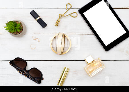 Frau trendige Mode Accessoires auf weißen, flach. Stockfoto