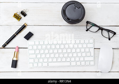 Feminine Desktop mit Lippenstift und eine Tasse Kaffee. Flatlay Stockfoto