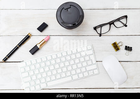 Feminine Schreibtisch mit Tastatur und einer Tasse Kaffee. Flatlay Stockfoto