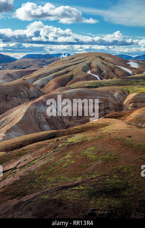 Rhyolit Berge entlang der Laugavegur Trail zwischen Landmannalaugar und Hrafntinnusker. Zentrale Hochland, Sudhurland, Island. Stockfoto