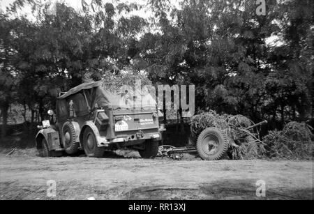 Wehrmacht Heer Panzerabwehrkanone PAK 36 37 mm/3,7 cm mit Horch 901 - deutsche Armee Anti Tank Gun PAK 36 37 mm mit Jeep Horch 901 Stockfoto