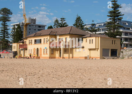 Der Süden Pulborough Surf Club house und Norfolk Pinien in Sydney Manly Beach, New South Wales, Australien Stockfoto