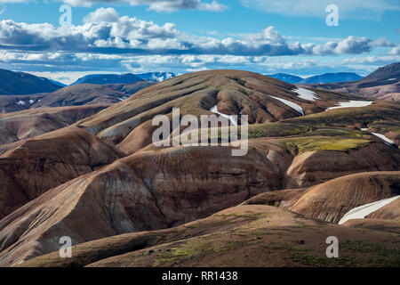 Rhyolit Berge entlang der Laugavegur Trail zwischen Landmannalaugar und Hrafntinnusker. Zentrale Hochland, Sudhurland, Island. Stockfoto