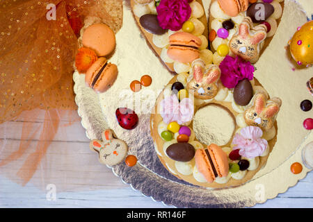 Vanilla Ostern Kuchen, in der Osterhase Form, mit Blumen und Makronen dekoriert Stockfoto