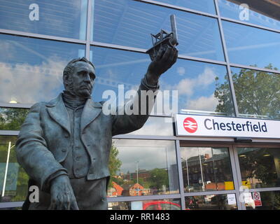 Statue von Eisenbahnunternehmen Pionier George Stephenson außerhalb Chesterfield Bahnhof. Eine Northumbrian durch Geburt, kam er zu vereinbaren und starb in der Stadt. Stockfoto