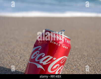 Ein Getränk von Coca-Cola auf Porthmeor Surf Beach St. Ives, Cornwall UK Europa Stockfoto