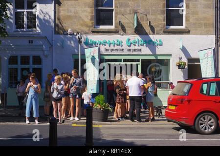 Leute, die Tür an Jannettas Gelato Eisdiele. St. Andrews, Fife, Schottland, Großbritannien. Stockfoto