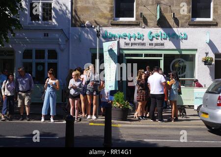 Leute, die Tür an Jannettas Gelato Eisdiele. St. Andrews, Fife, Schottland, Großbritannien. Stockfoto