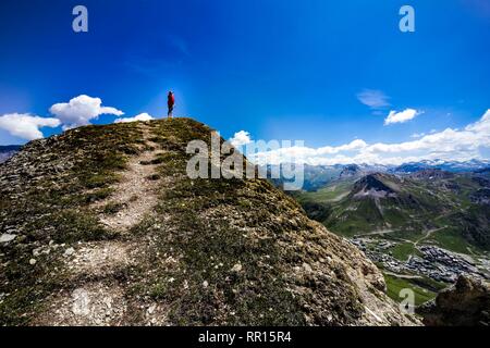 Starke Frau an der Spitze. Tignes, Frankreich. Stockfoto