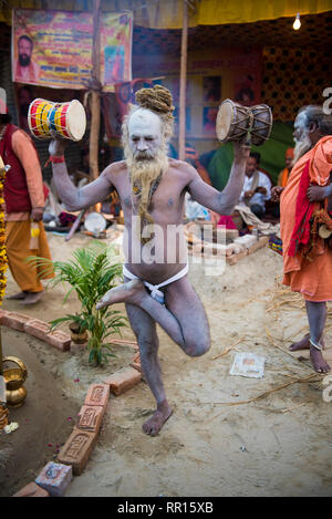 Allahabad/Indien vom 14. Januar 2019 indische heilige Priester sadhu Musikinstrument spielen Hand Drum damroo während Prayagraj Kumbh Mela in Allahabad Ut Stockfoto