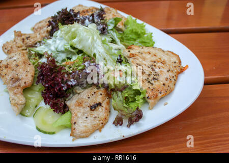 Lecker Salat mit der Türkei oder Huhn Streifen und Joghurt Dressing closeup Stockfoto