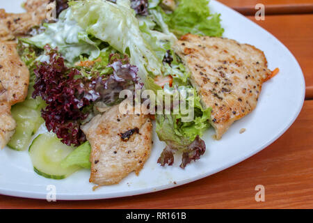 Lecker Salat mit der Türkei oder Huhn Streifen und Joghurt Dressing closeup Stockfoto