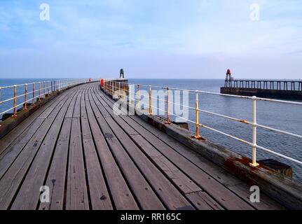 Whitby West Pier Ausdehnung Stockfoto