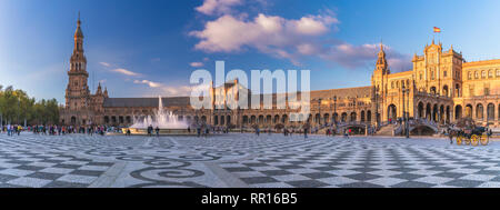 Spanien, Andalusien, Sevilla, Panoramablick auf die Architekturen von Plaza de Espana Stockfoto