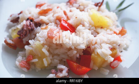 Reis mit Shrimps und Ananas, Thailand oder China Essen auf weißem Teller Stockfoto