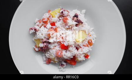Reis mit Shrimps und Ananas, Thailand oder China Essen auf weißem Teller Stockfoto