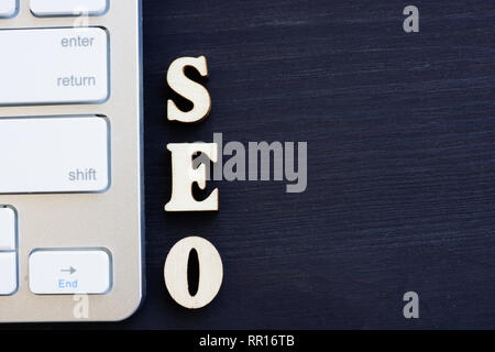 Abkürzung SEO mit Tastatur und freien Speicherplatz. Stockfoto