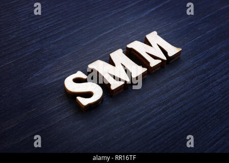 Abkürzung SMM Social Media Marketing von Holz- briefe. Stockfoto