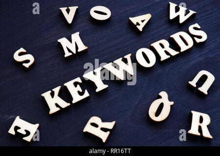 Schlüsselwörter und Holz- briefe. SEO-Konzept. Stockfoto
