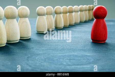 Einzigartig und unterschiedlich. Rote Figur ist von der Masse abheben. Stockfoto