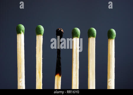 Burnout bei der Arbeit und über erschöpft Konzept. Leitung der Spiele und eine verbrannt. Stockfoto