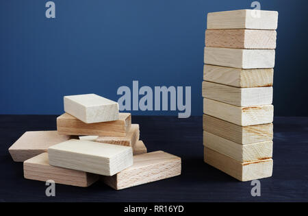 Organisation, Strategie und Risiko in Business Konzept. Turm und Aufgeschichtet aus Holz- Ziegel. Stockfoto