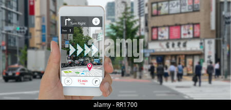 Karte verwenden, Ki, künstliche Intelligenz Algorithmen, um zu bestimmen, welche Personen sehen möchten, wenn GPS-Standort service auf und die Karten App ist o eingeschaltet sind Stockfoto