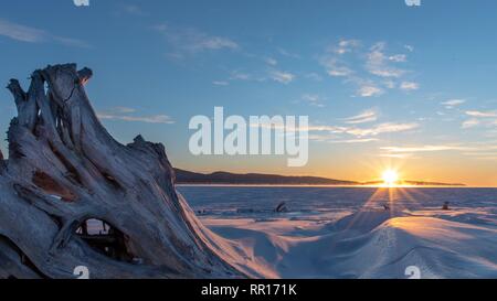 Sonnenaufgang über der Bucht von Gaspé und der forillon Halbinsel auf kalten Wintermorgen. Stockfoto