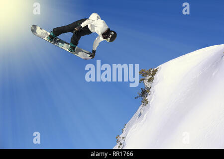 Snowboarden Snowboard Snowboarder an springen Berge an einem sonnigen Tag Stockfoto