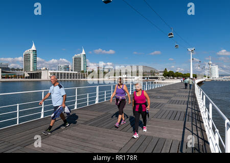 Lissabon, Portugal - Oktober 10, 2018: die Menschen zu Fuß auf den Park der Nationen (Parque das Nacoes) in der Stadt Lissabon in Portugal. Stockfoto