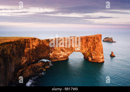 Mit Blick auf die Halbinsel Dyrholaey, nicht weit vom Dorf Vik. Schönen Sommer Landschaft mit felsigen Kap und das Meer. Südküste Islands Stockfoto