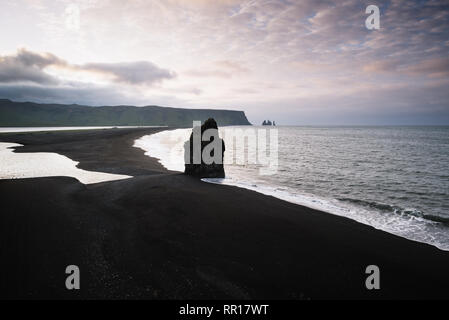 Blick vom Kap Dyrholaey auf Stapel Arnardrangur und Reynisdrangar Basalt sea Stacks. Reynisfjara Strand mit schwarzem Sand vulkanischen Ursprungs. Touristenattraktion in Stockfoto