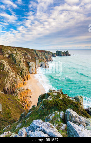 Mit Blick auf den Strand von Vounder Pedn Treen Klippen in der Nähe von Porthcurno Cornwall England UK Europa Stockfoto