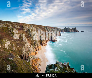 Mit Blick auf den Strand von Vounder Pedn Treen Klippen in der Nähe von Porthcurno Cornwall England UK Europa Stockfoto