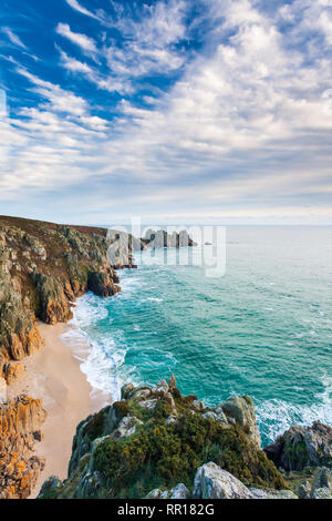 Mit Blick auf den Strand von Vounder Pedn Treen Klippen in der Nähe von Porthcurno Cornwall England UK Europa Stockfoto