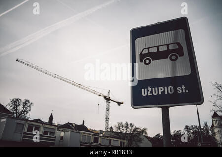 Bushaltestelle blauen Schild an Uzupio Straße in Vilnius, Lithiania Stockfoto