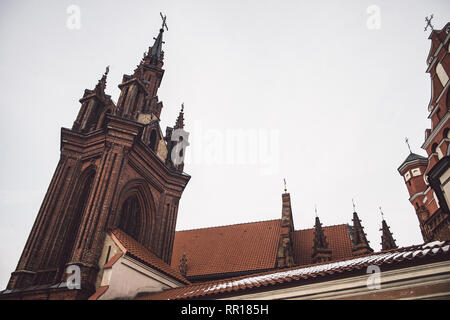 St. Anna Kirche und Bernhardiner Kloster in Vilnius, Litauen. Tourismus in der Wintersaison Stockfoto