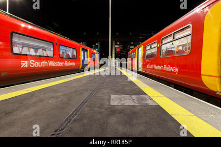 South Western Railway Züge warten auf Abfahrt vom Bahnhof London Waterloo, die den Südwestlichen Eisenbahn logo Stockfoto