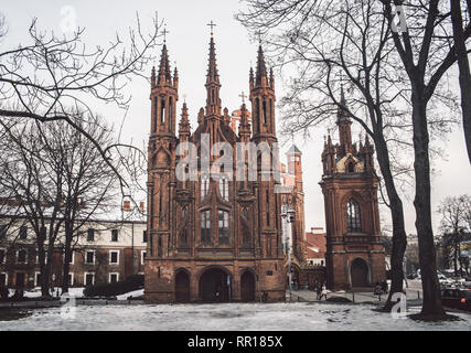 St. Anna Kirche und Bernhardiner Kloster in Vilnius, Litauen. Tourismus in der Wintersaison Stockfoto