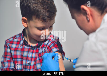 Close-up Hände Arzt oder Pflegepersonal Impfung mit der Spritze zu Patienten injiziert Oberarm für behandelt. Arzt, eine Injektion zu einem Patienten Stockfoto