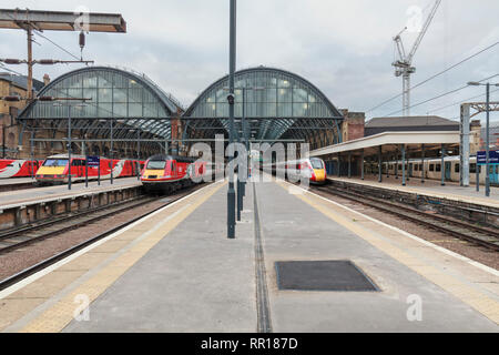 London North Eastern Railway (LNER) Intercity 125, Klasse 91 Elektrik und brandneue Azuma am Bahnhof London Kings Cross Station Stockfoto