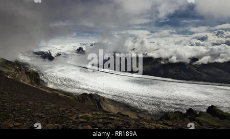 Skaftafellsjokull Gletscher 'Fließen' schräg gegenüber Foto mit Wolken über den Gletscher und die Berge im Hintergrund, im Skaftafell, Island. Stockfoto