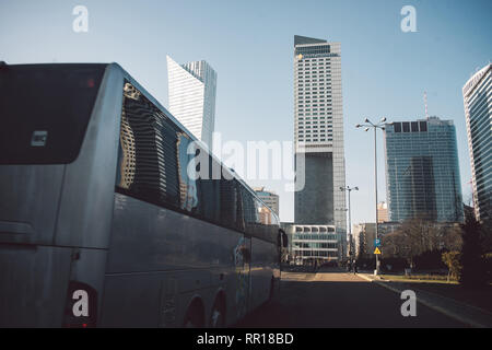Touristenbus am polnischen skyscrappers Hintergrund in Warschau Stockfoto