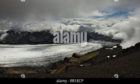 Skaftafellsjokull Gletscher 'Fließen' über Foto in Gletschersee mit Wolken über den Gletscher und Berge rund um in Skaftafell, Island. Stockfoto