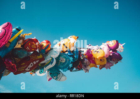 Farbenfrohe Luftballons auf blauen tiefen Himmel Hintergrund Stockfoto