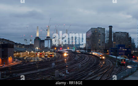 Govia Thameslink südlichen Züge in London Victoria in der Dämmerung ankommen Stockfoto