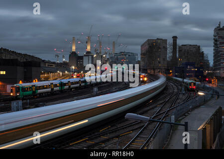 Ebury Bridge, London Victoria Battersea Power Station hinter den Südlichen (GTR) Züge nähern London Victoria Station in London an der rush hour Stockfoto