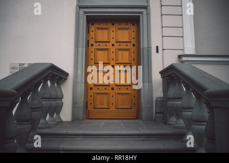 Altmodische Türen im klassischen Stil auf alten Fassade Hintergrund. Europäische konzipiert Stockfoto